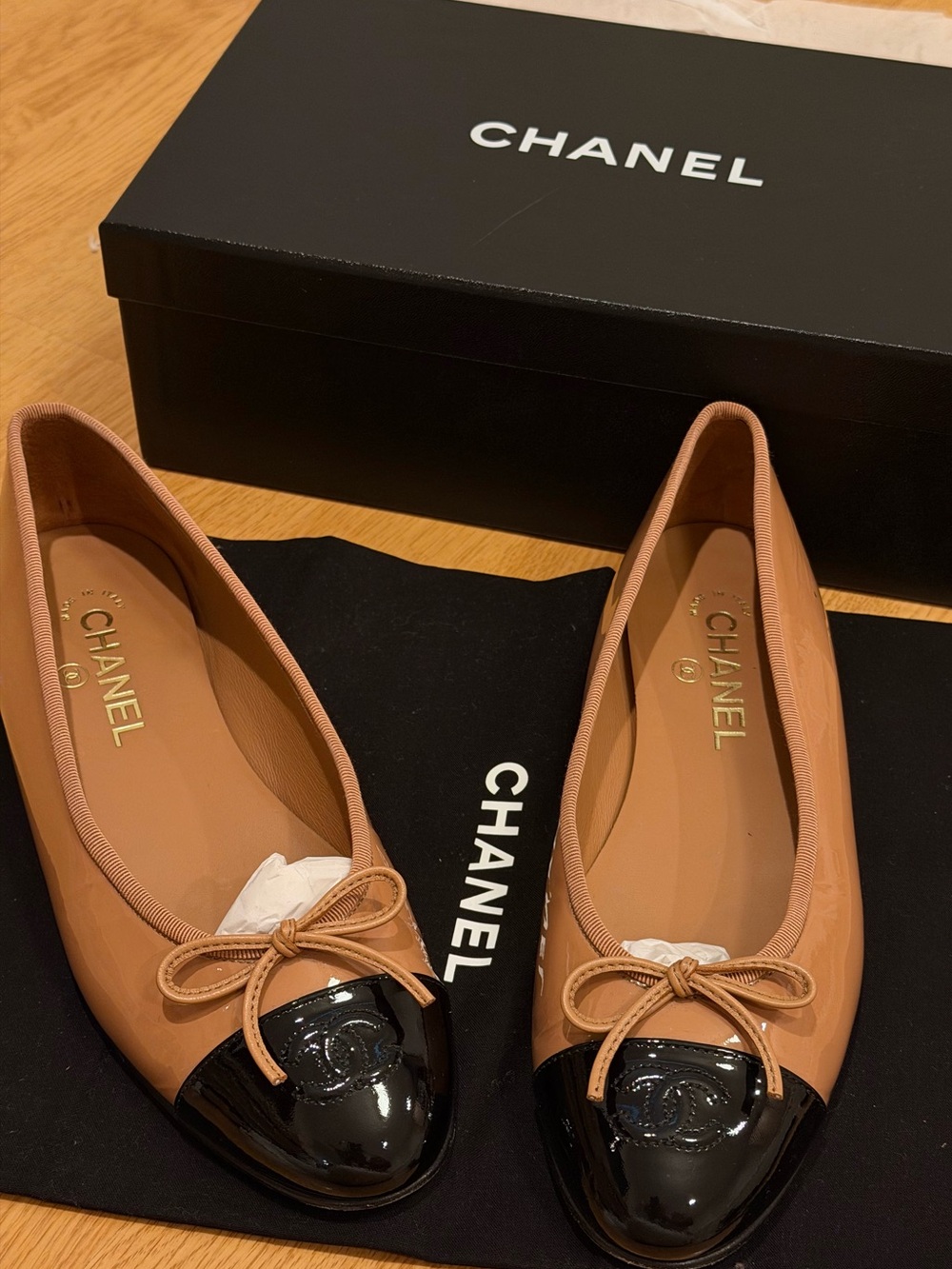 CHANEL Nude Patent Leather Ballet Flats in Tan and Black 39.5